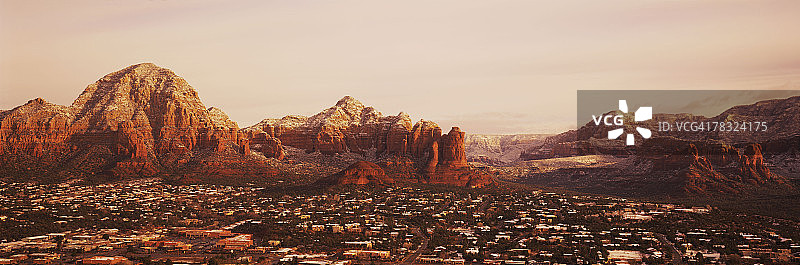 被白雪覆盖的塞多纳图片素材