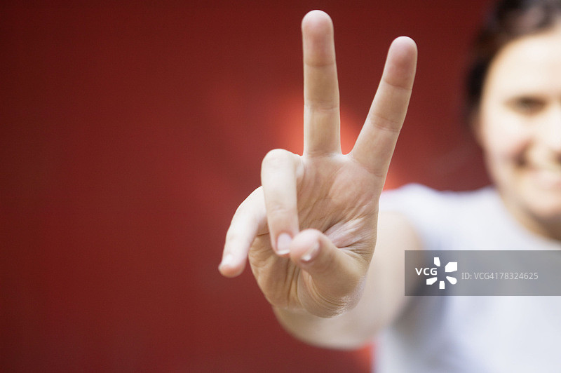 做出和平手势的人图片素材