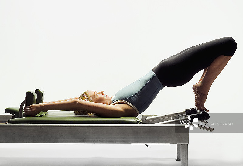 使用普拉提训练器的女人图片素材