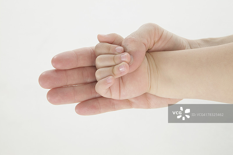 一只婴儿的手和一只成人的手图片素材