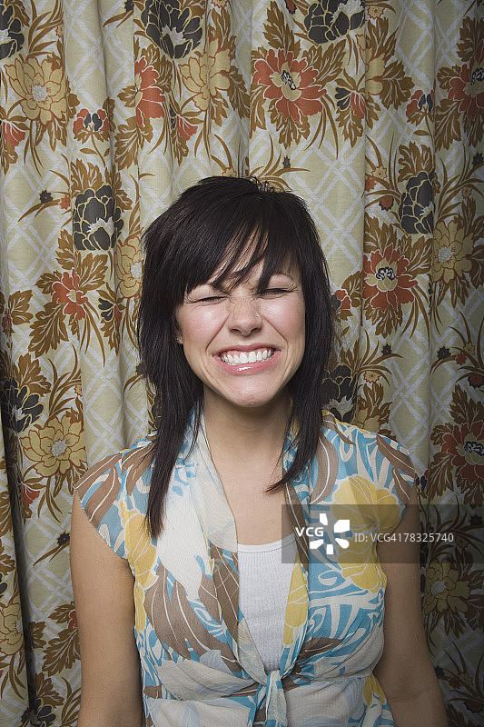 咧嘴笑的女人图片素材