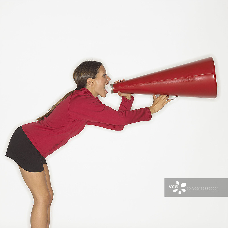 对着喇叭筒尖叫的女人图片素材