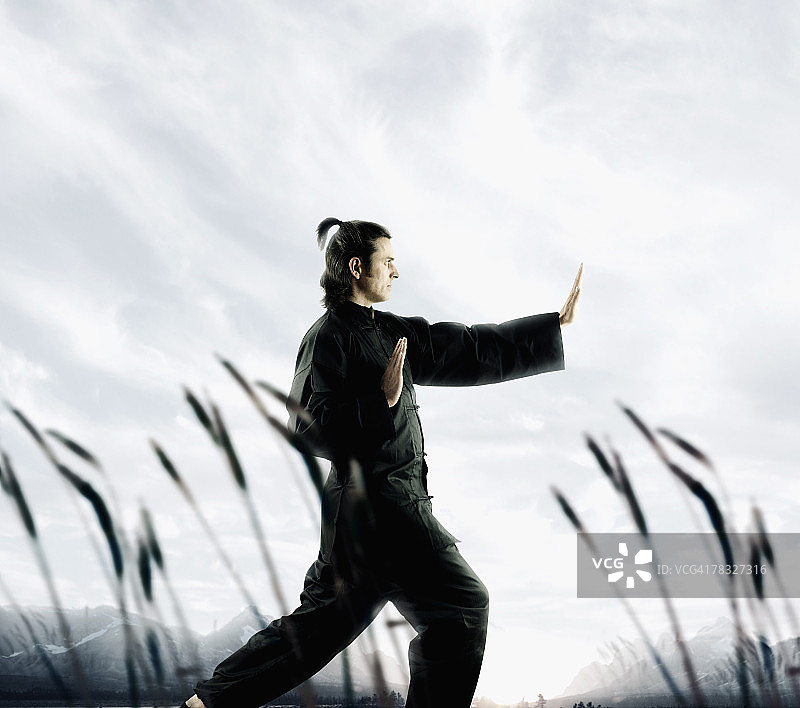 打太极拳的男人图片素材