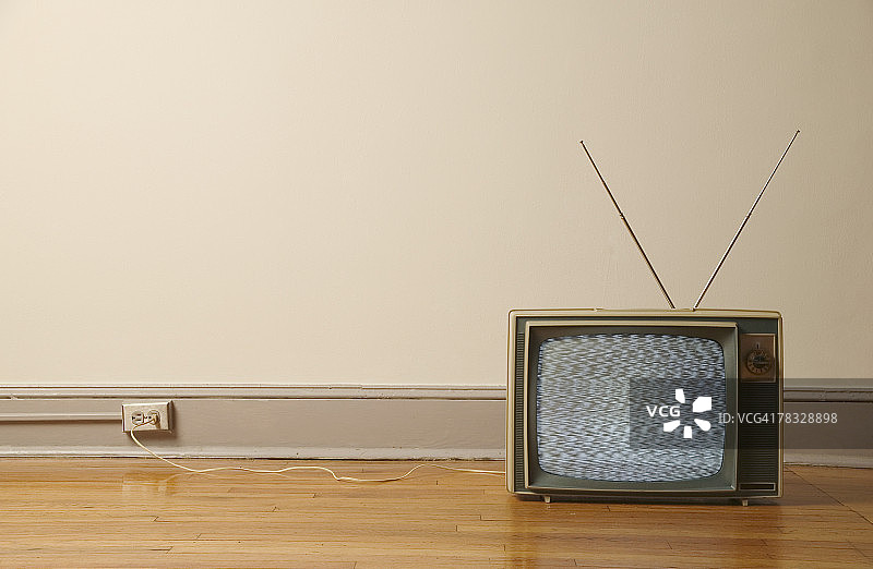 木地板上的电视图片素材