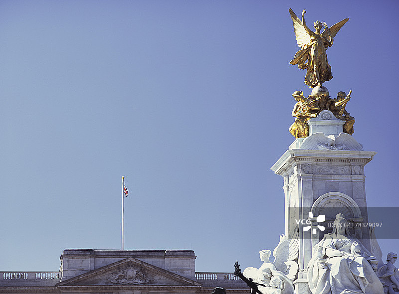 伦敦维多利亚纪念碑和白金汉宫图片素材