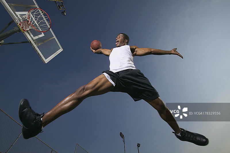 篮球运动员大力扣篮图片素材