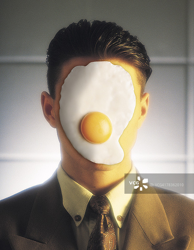 脸上沾着鸡蛋的男人图片素材