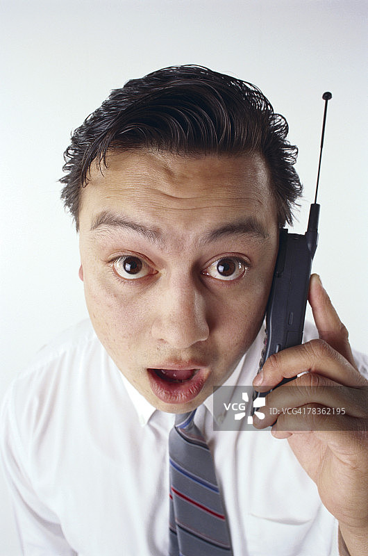 拿着手机的震惊男人图片素材