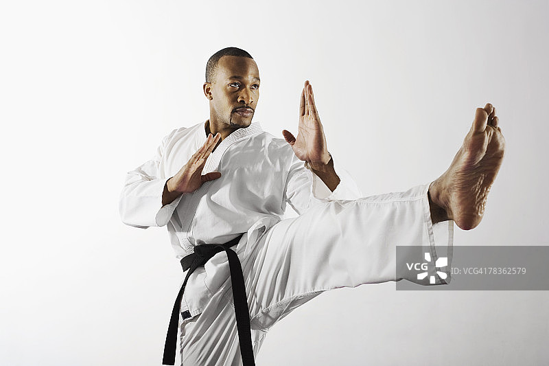 男人展示武术踢腿图片素材