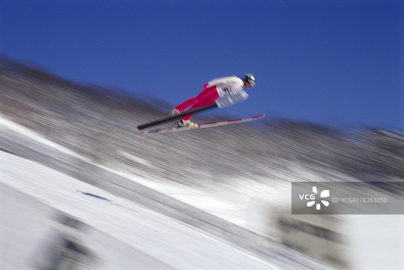 空中的滑雪跳跃者图片素材
