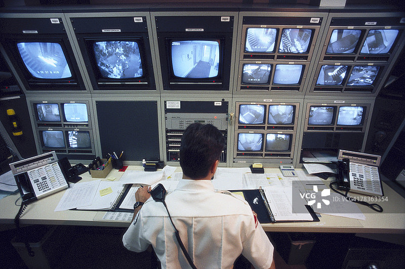 观看电视监控器的安保人员图片素材