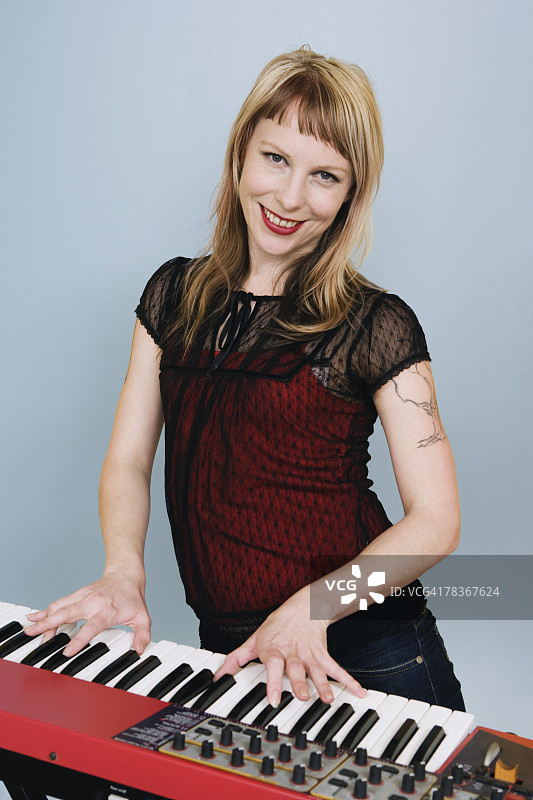 女人弹键盘图片素材