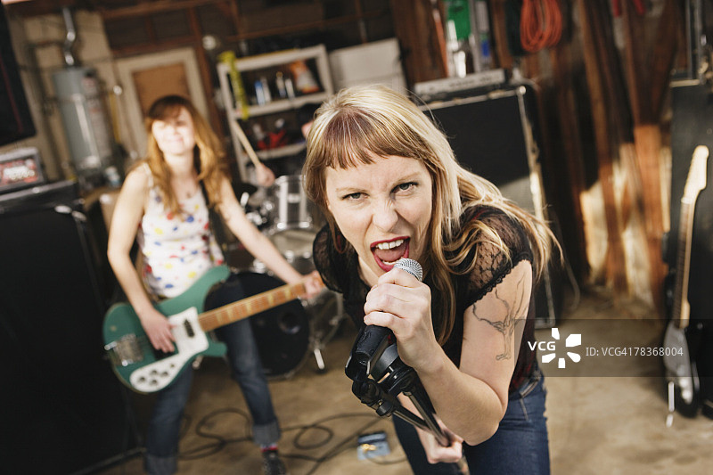 在摇滚乐队唱歌的女人图片素材
