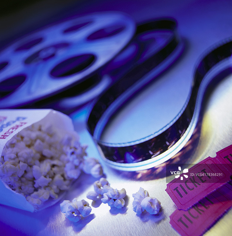 电影胶片、爆米花和电影票图片素材