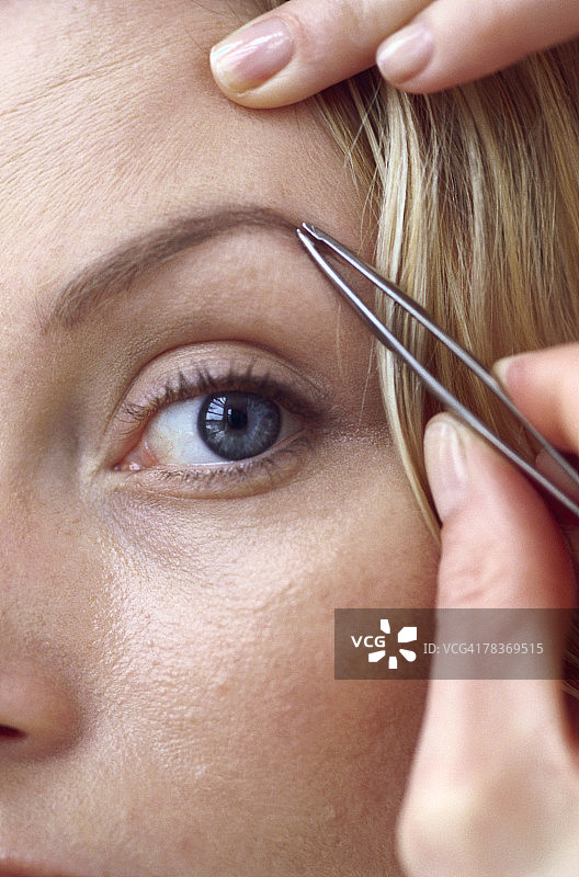 女士正在修眉图片素材