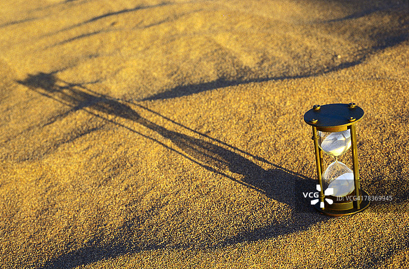 沙漠中的沙漏图片素材