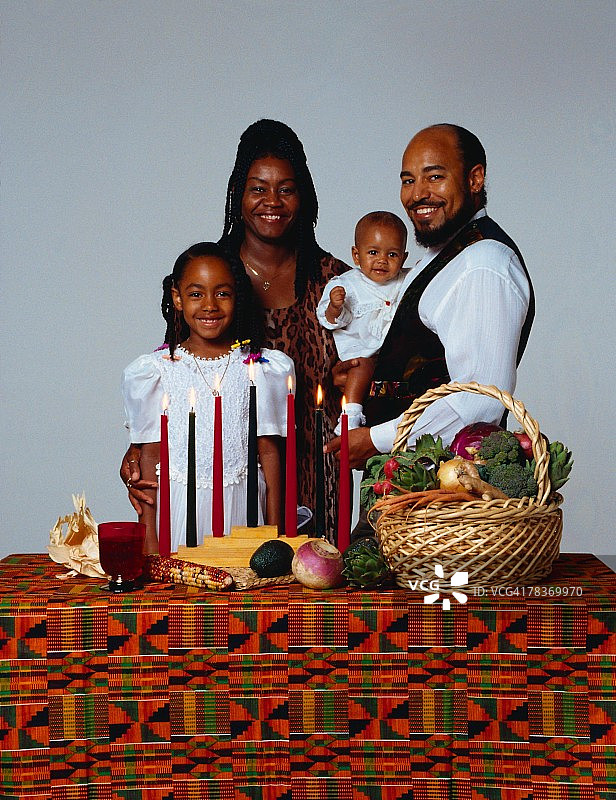 家庭庆祝宽扎节图片素材