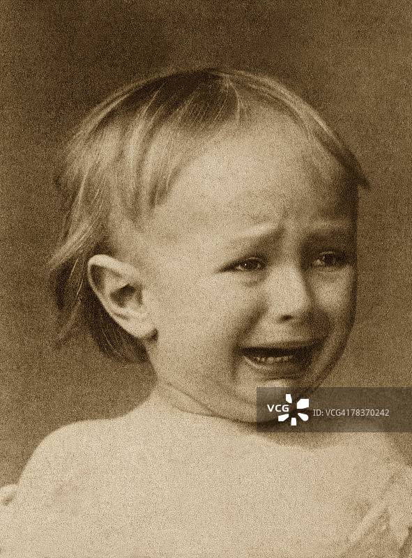 哭泣的男孩图片素材