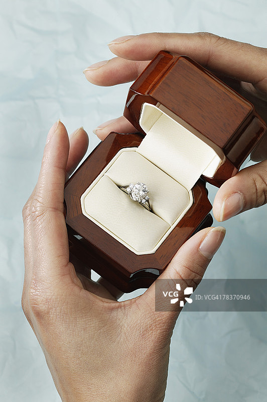 女人手持戒指盒图片素材