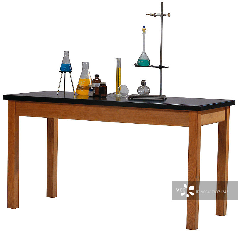 装有化学品的实验台图片素材