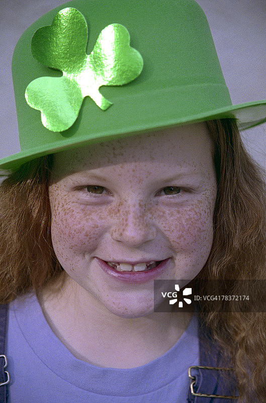 戴着绿帽子和三叶草的女孩图片素材