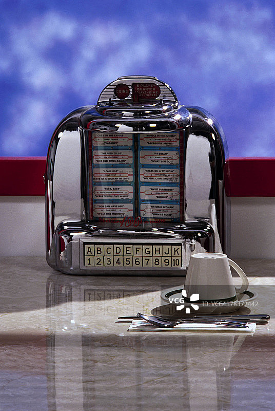 台式点唱机和咖啡杯图片素材