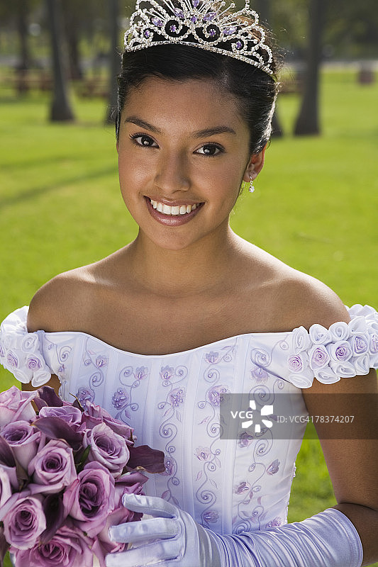 拿着花束参加成人礼的少女图片素材