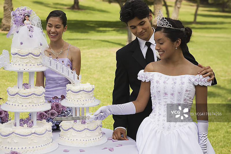 青少年在成人礼上切蛋糕图片素材