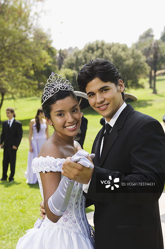 在成人礼上跳舞的青少年男女图片素材