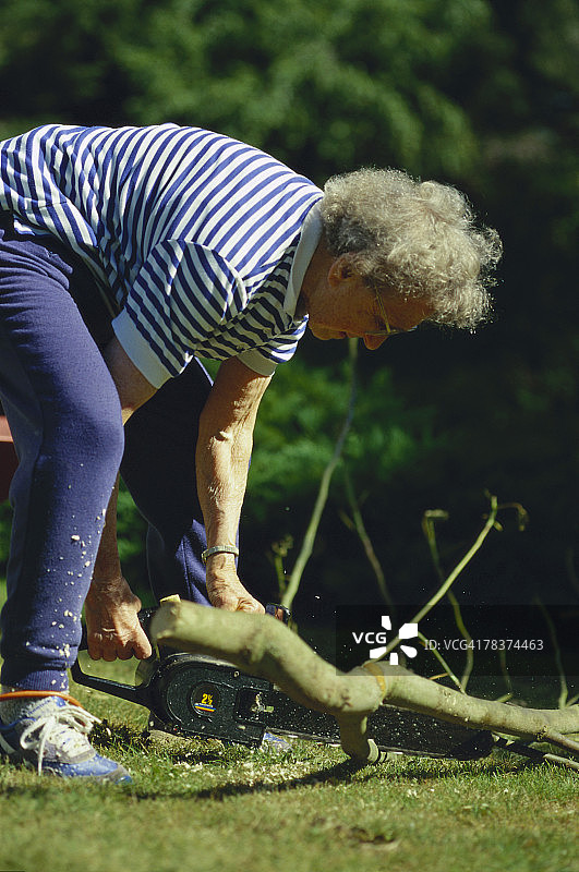 女人在做庭院工作图片素材