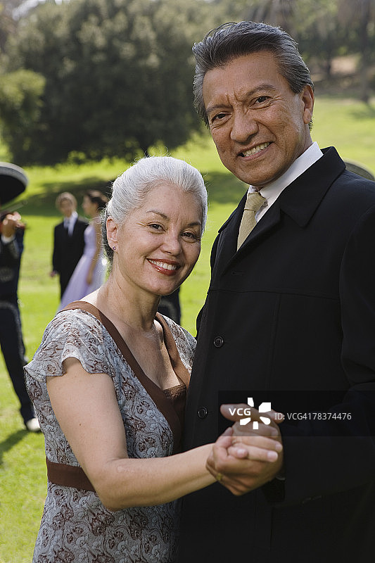 情侣在十五岁成人礼上跳舞图片素材