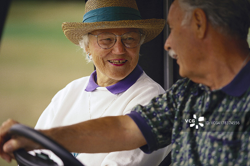 高尔夫球车上的情侣图片素材