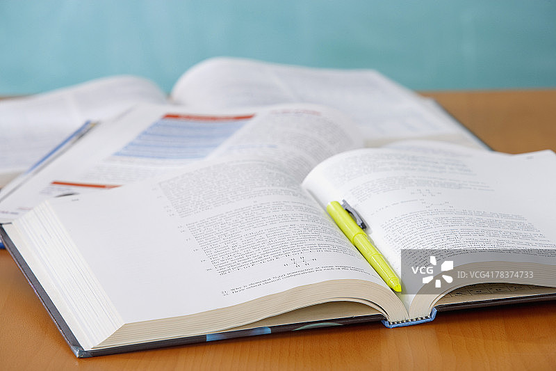 打开的课本图片素材