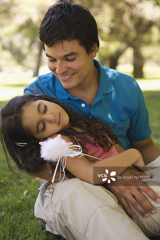 女儿在父亲的腿上睡觉图片素材