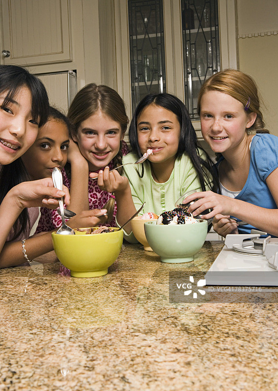 一群青少年女孩吃冰淇淋圣代图片素材