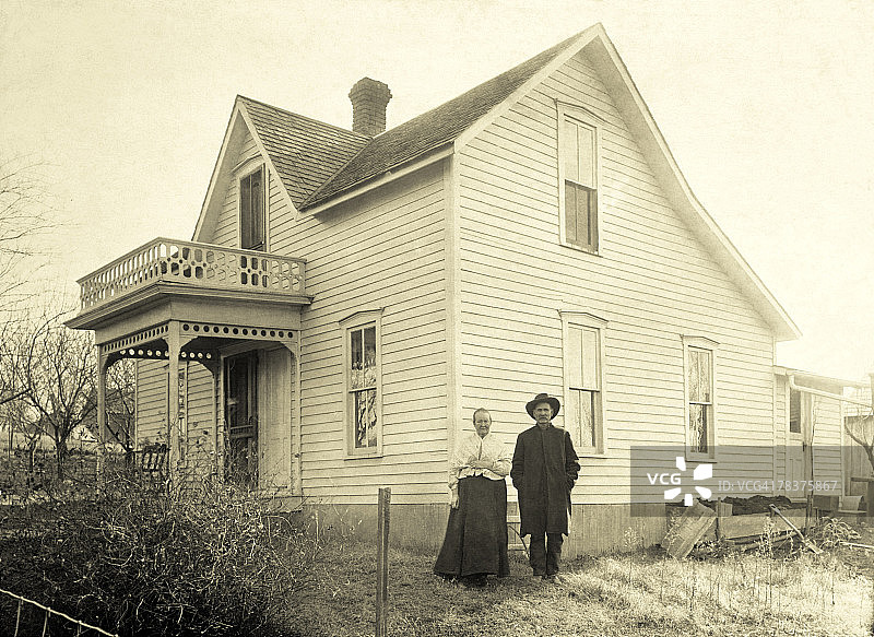 房屋前的情侣图片素材