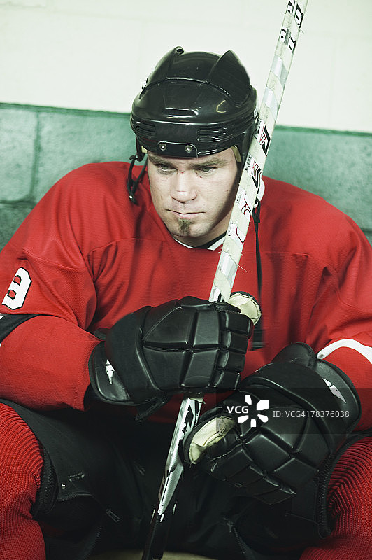 表情严肃的冰球运动员图片素材