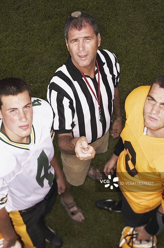 足球比赛中裁判掷硬币瞬间图片素材