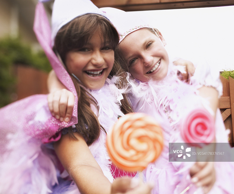 穿着公主服装的少女拿着棒棒糖图片素材