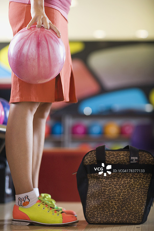 女子手持保龄球的局部视图图片素材