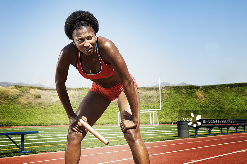 运动后休息的女子图片素材