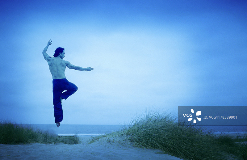 在沙滩上的男人图片素材