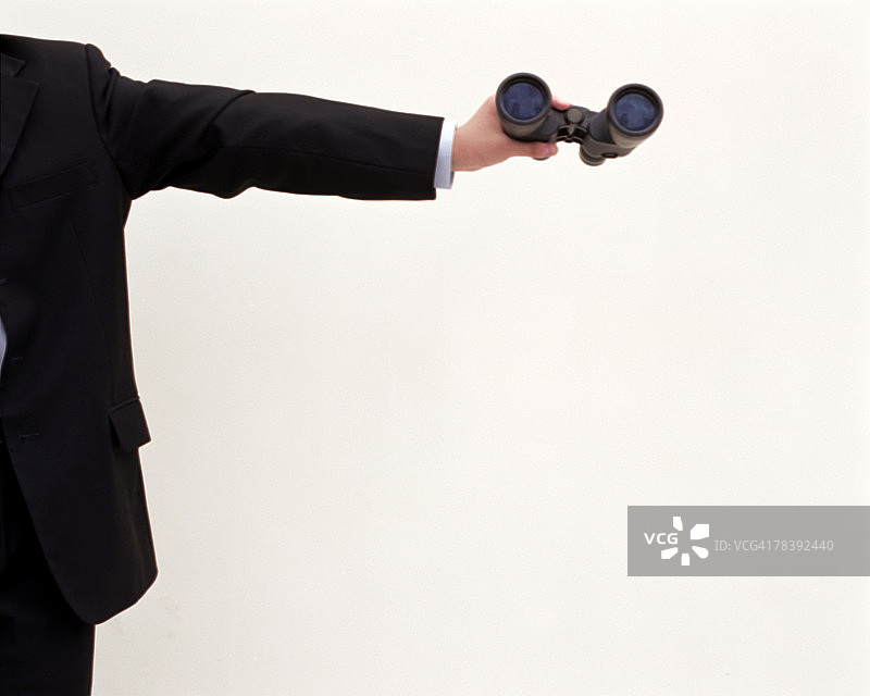 手持双筒望远镜的商人图片素材