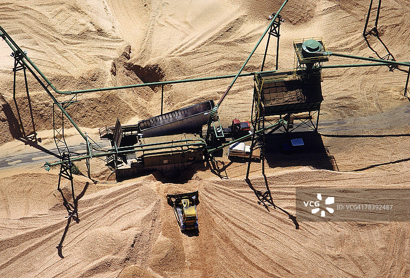 造纸厂的木片堆图片素材