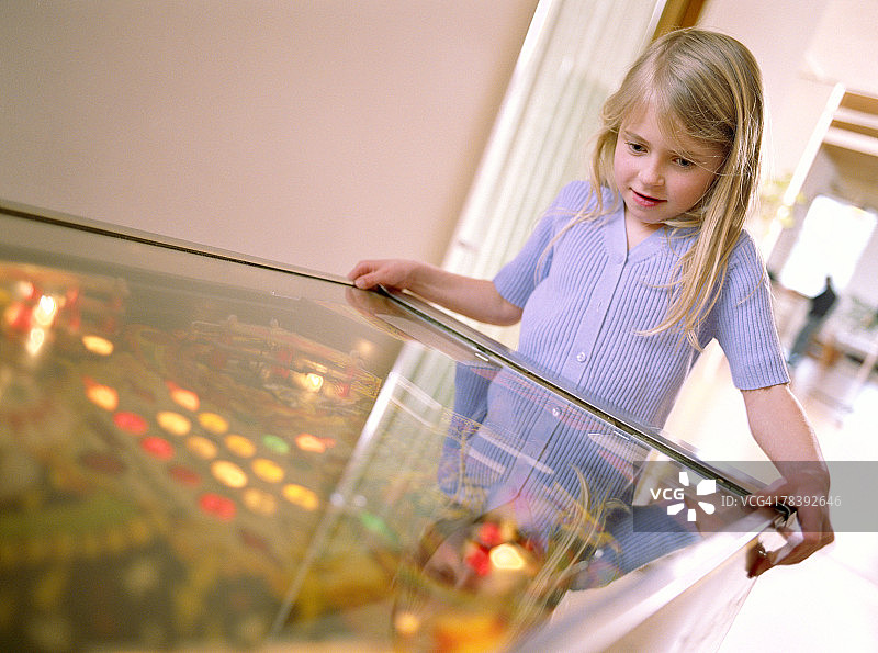 玩弹珠游戏的女孩图片素材