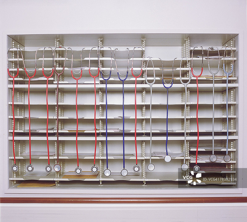 挂在收纳架上的听诊器图片素材