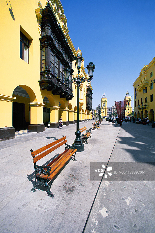 秘鲁利马武器广场的长椅图片素材