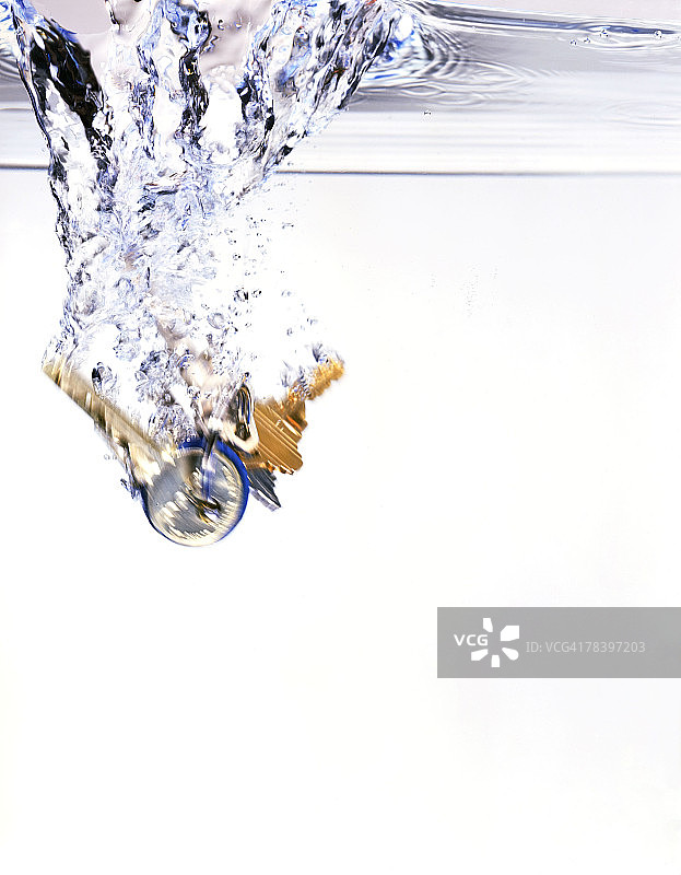 遗失在水中的钥匙图片素材