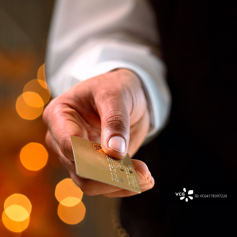 手持金卡图片素材