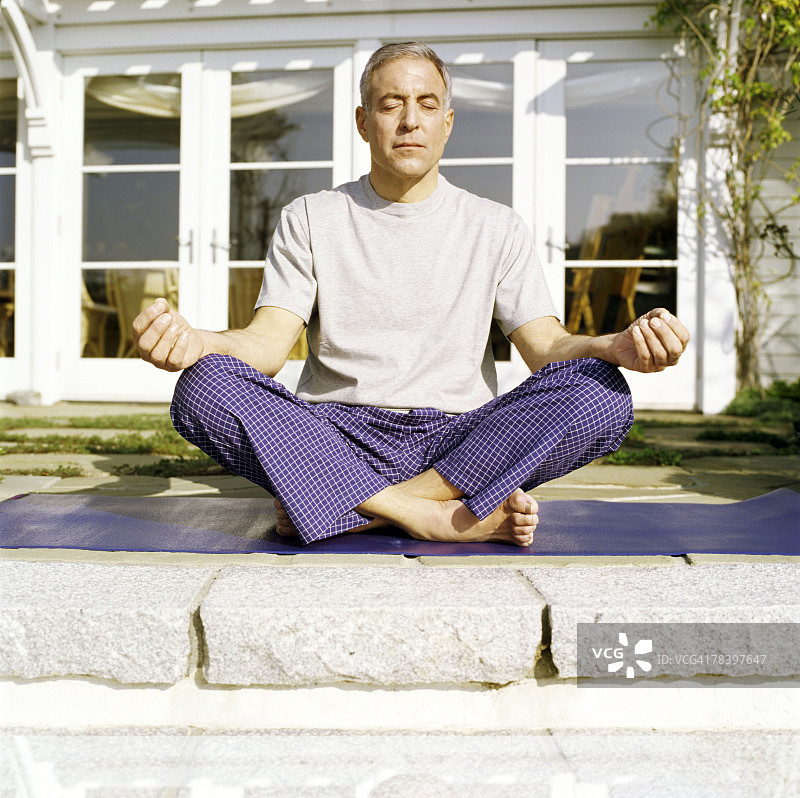 男人冥想图片素材